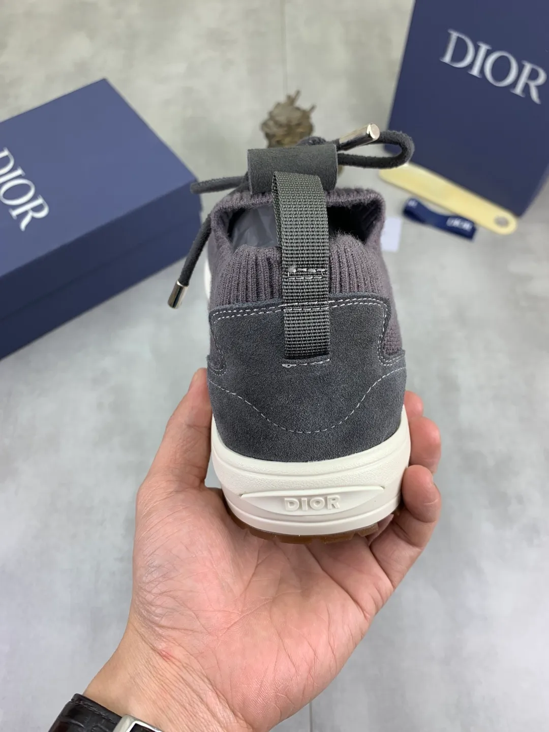 Men's men's shoes P400 new Dior Tech sneakers 2026 early spring series new products, with fashionable details, highlighting retro aesthetics. The fly-knit upper is spliced ​​with the sides of apricot transparent mesh fabric, and the leading edge of the upper window is laminated with high-frequency flat ironing and counter-pressure. The original craftsmanship is beautiful, comfortable and does not fall off. The interior is made of tonal sheep lining, which is soft and comfortable. The heel and tongue are embellished with the Paris logo. The textured TPU soles with the same tonal logo add to the high-end style.  Code number: 38-45 (46 customized)